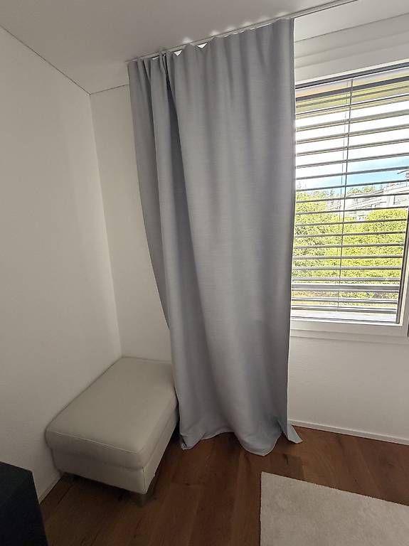 Divani: Weisses Ledersofa mit passendem Hocker  – Usato da Adligenswil venduto da TST04 1