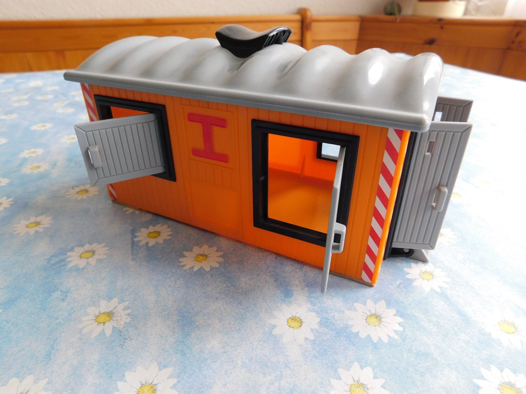 Spielzeuge: Spiel Baubaracke, Haus, Container Länge ca. 18.5 cm – Gebraucht aus Strengelbach von Wedi73 2