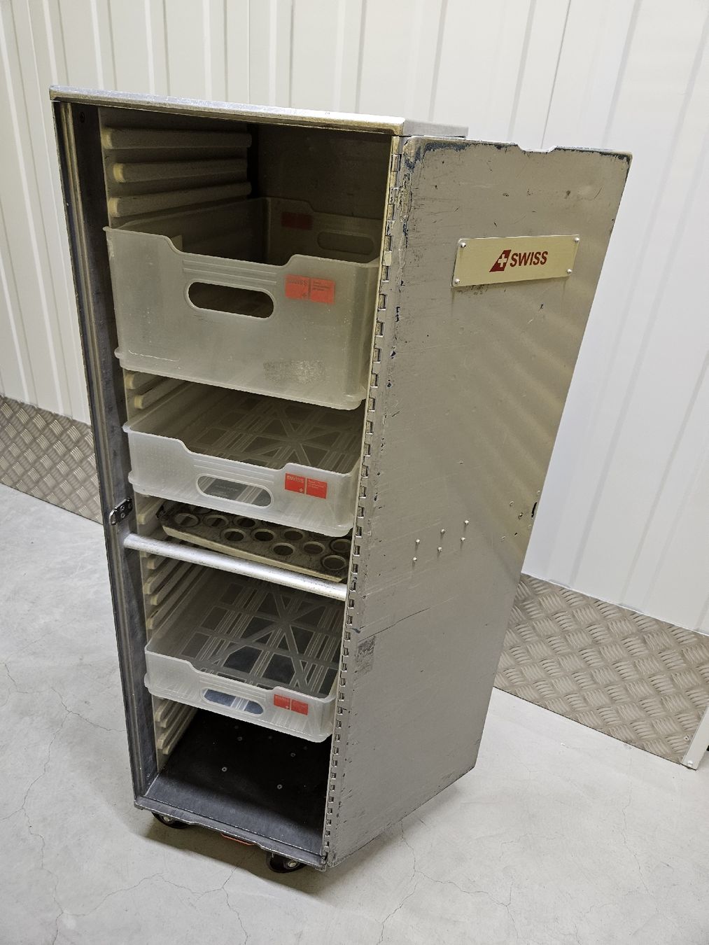 Autres aviation: SWISS AIRLINES Boardtrolley – D'occasion à Dielsdorf par mar_dbh5