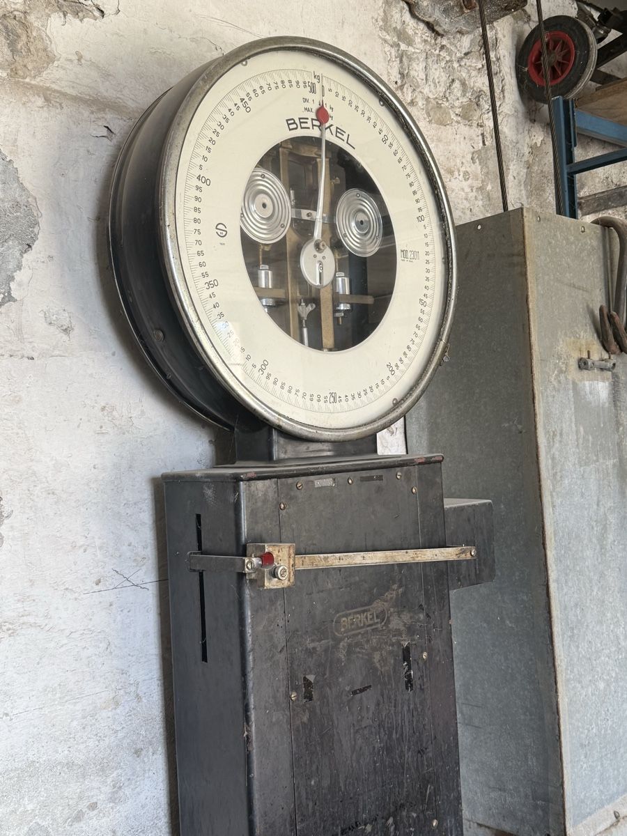 Berkel Bilance e pesi: Alte Berkel Waage mit grosser Plattform – Usato da Malters venduto da Aeni12 2