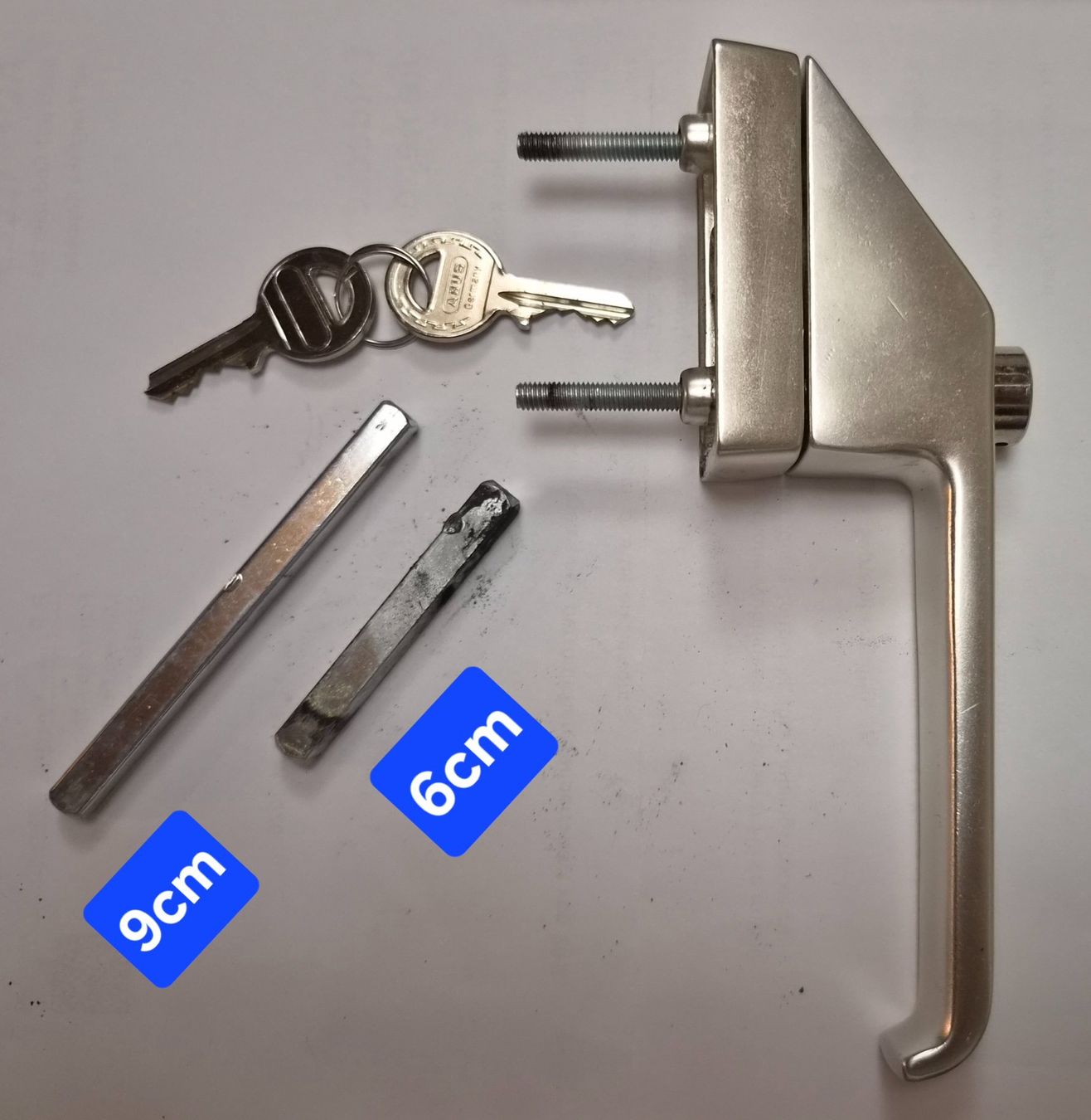 Eisenwaren: Fenstergriff abschliessbar – Gebraucht aus Bischofszell von -fr-5 5