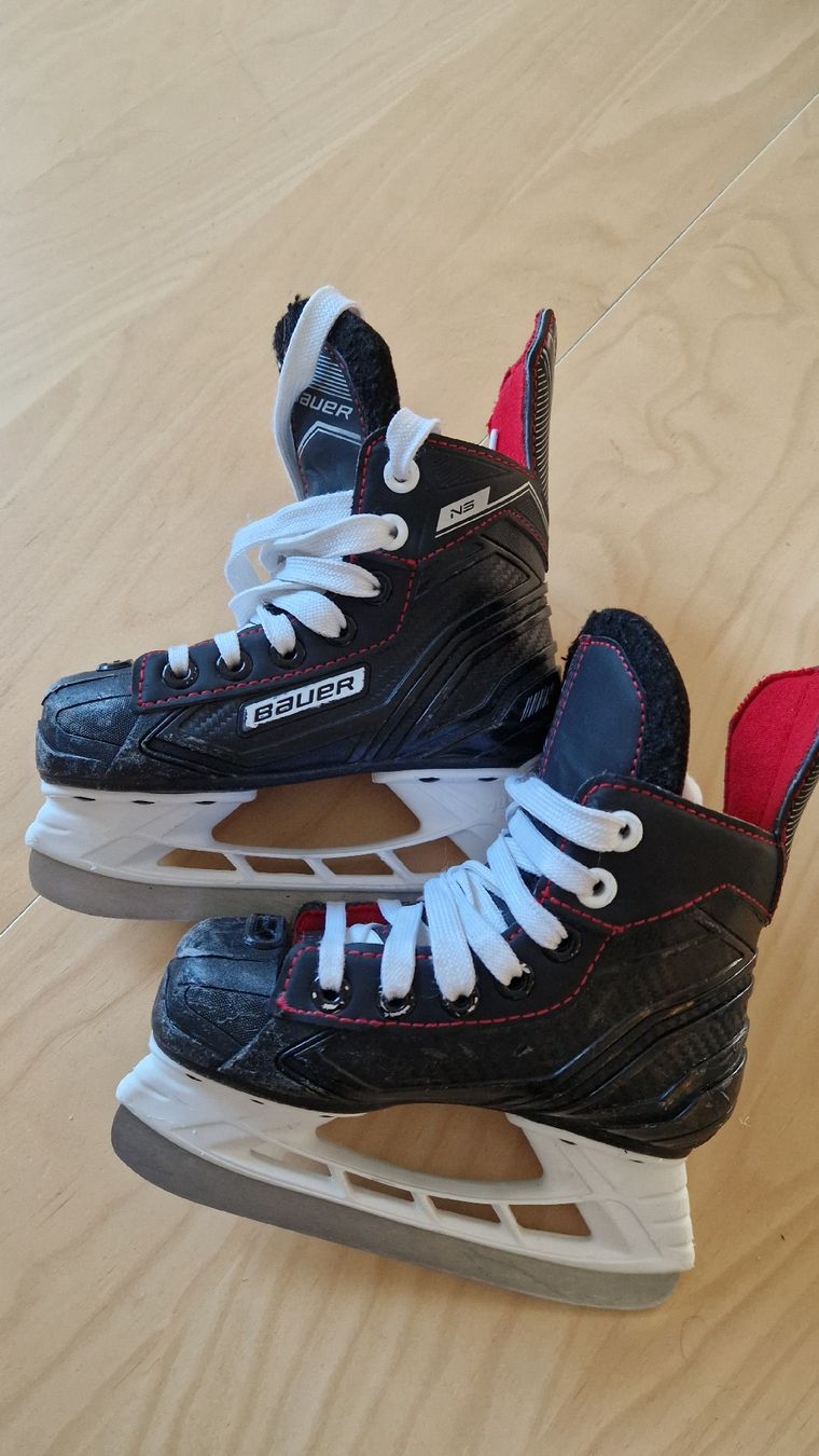 Bauer Pattini da ghiaccio: Bauer Eishockey Schlittschuhe Gr.Y9 gebraucht – Usato da Laupen BE venduto da Vogilny24 2