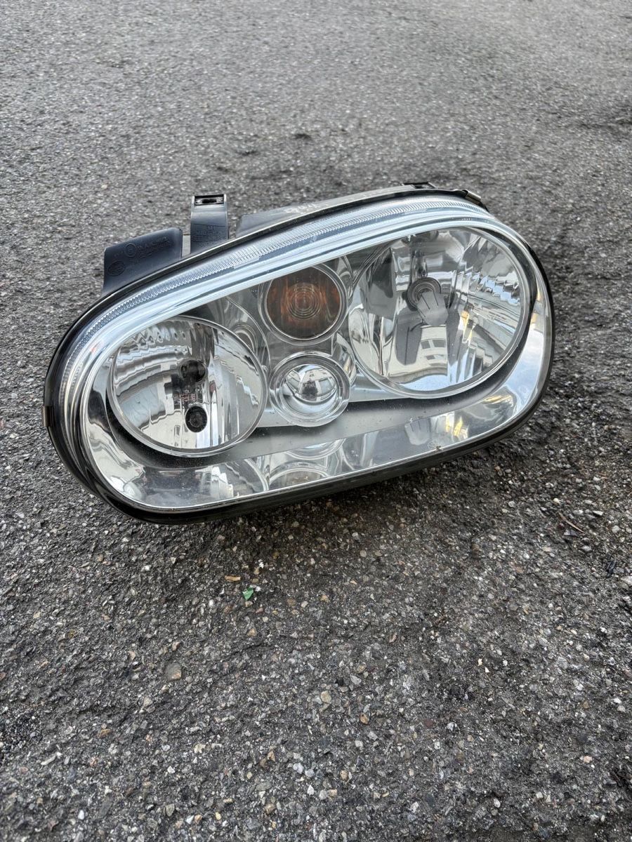 VW Fari: VW Golf 4, Jg 2002 Scheinwerfer li&re – Usato da Mörschwil venduto da ers_k5cc 3