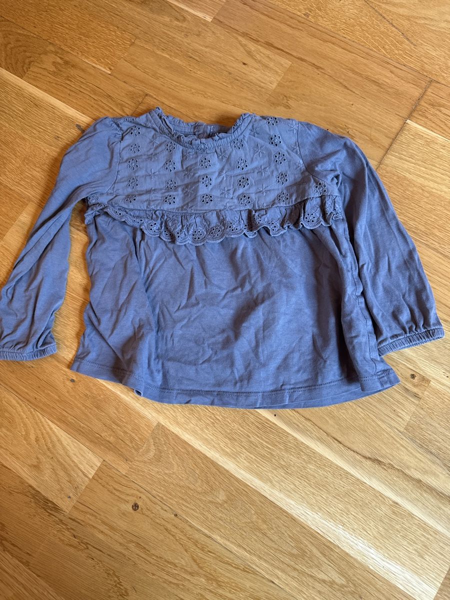 Lotti & Set di vestiti: 4 Langarmshirts im Set, Grösse 92 – Usato da Ottikon venduto da Domito 1