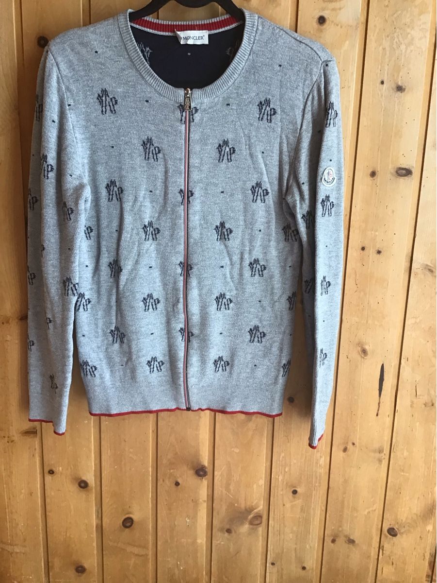 Moncler Giacche: Moncler Strickjacke grau mit Muster Reissverschluss Grösse M – Usato da Samedan venduto da dim_wd9v