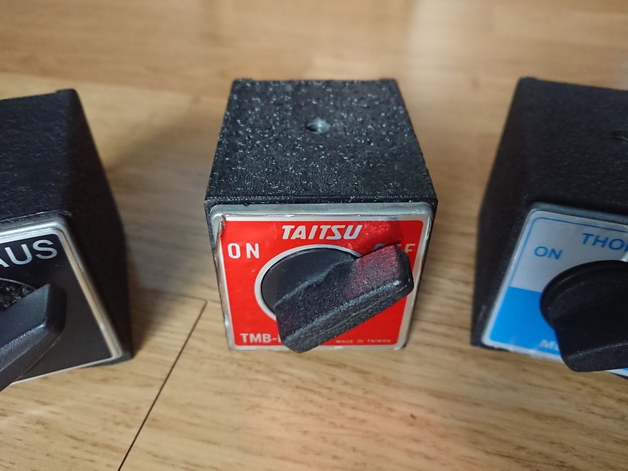 Supporti a parete: 3 Schaltbare Permanentmagnet-Halter mit hoher Haltekraft – Usato da Dübendorf venduto da Tenmoku 2