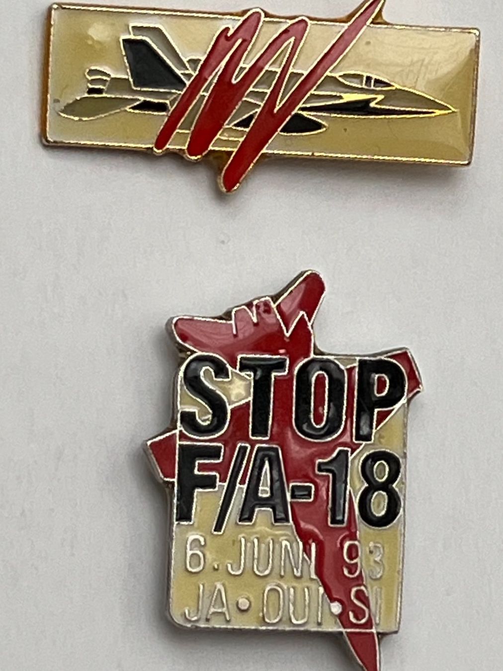 Schweizer Armee Plaketten & Abzeichen: 2 Pins "Stop Kauf der F/A-18" – Neu (gemäss Beschreibung) aus Winterthur von Green-Future 2