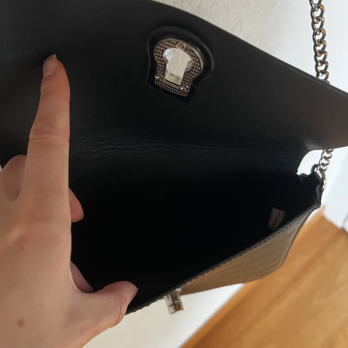 Borse da donna: Schwarze Umhämgetasche Kroko-Muster – Usato da Chur venduto da noe_mh8b 3