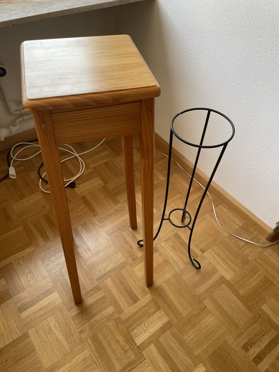 Altro per la casa: Zwei Blumentopf Ständer aus Holz , Schmied- Eisen – Usato da Basel venduto da Kamberly 1