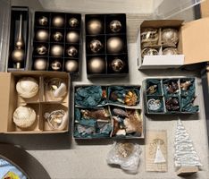 Diverser Weihnachtsbaumschmuck in der Farbe beige/braun/gold