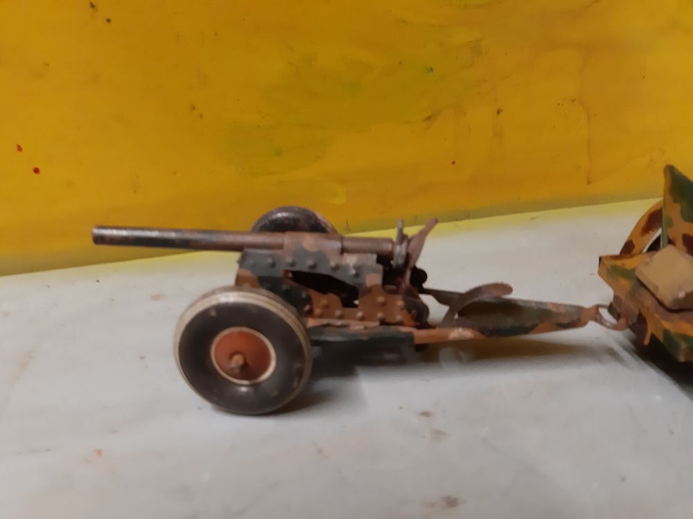 Kübelwagen et canon anti-char Tipco 4