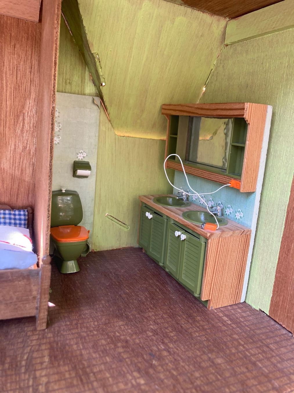 Puppenhäuser & -möbel: Holz-Puppenhaus mit Möbeln – Gebraucht aus Ennetbürgen von Birkenbaum5 1