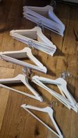 53 IKEA Kleiderbügel, weiss, aus Holz