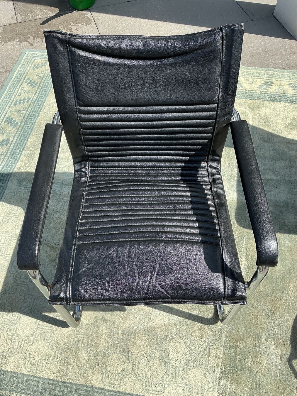 Poltrone: Schwarzer Kunstleder-Sessel – Usato da Triesen venduto da boston7