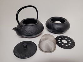 Gusseisen Teekanne mit Stövchen und Sieb