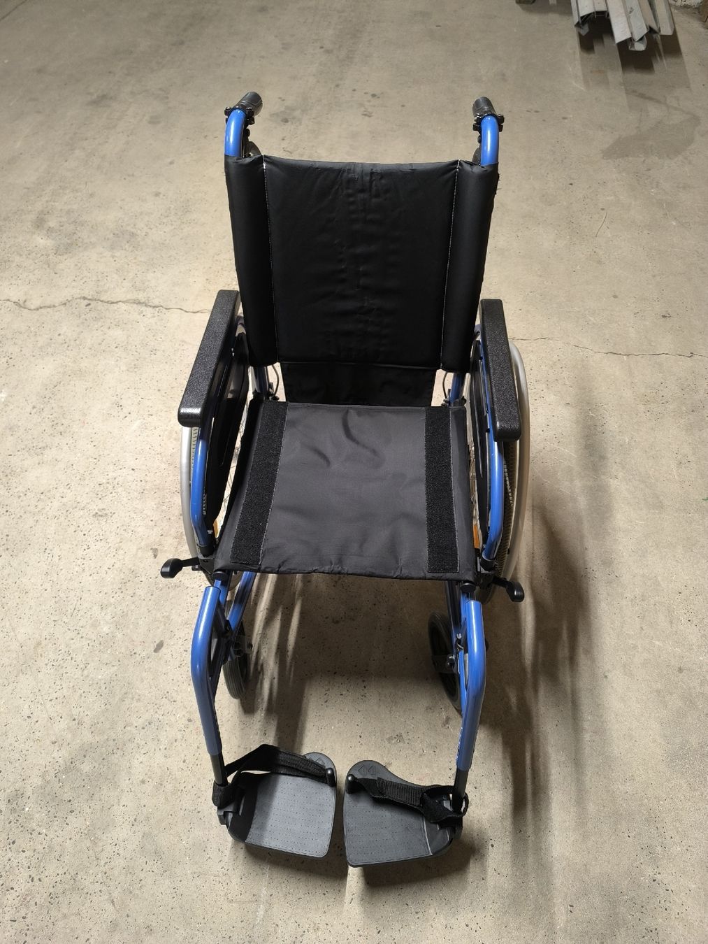 Chaises roulantes: Rollstuhl PyroStart+ Sitzbreite 43cm – D'occasion à Allschwil par BezoBezo 1