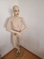 Schaufensterfigur Frau stehend guter Zustand