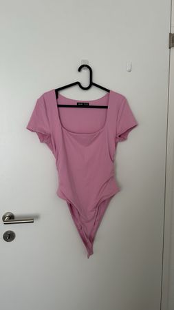 Rosa Body mit U-Ausschnitt – Grösse S/M