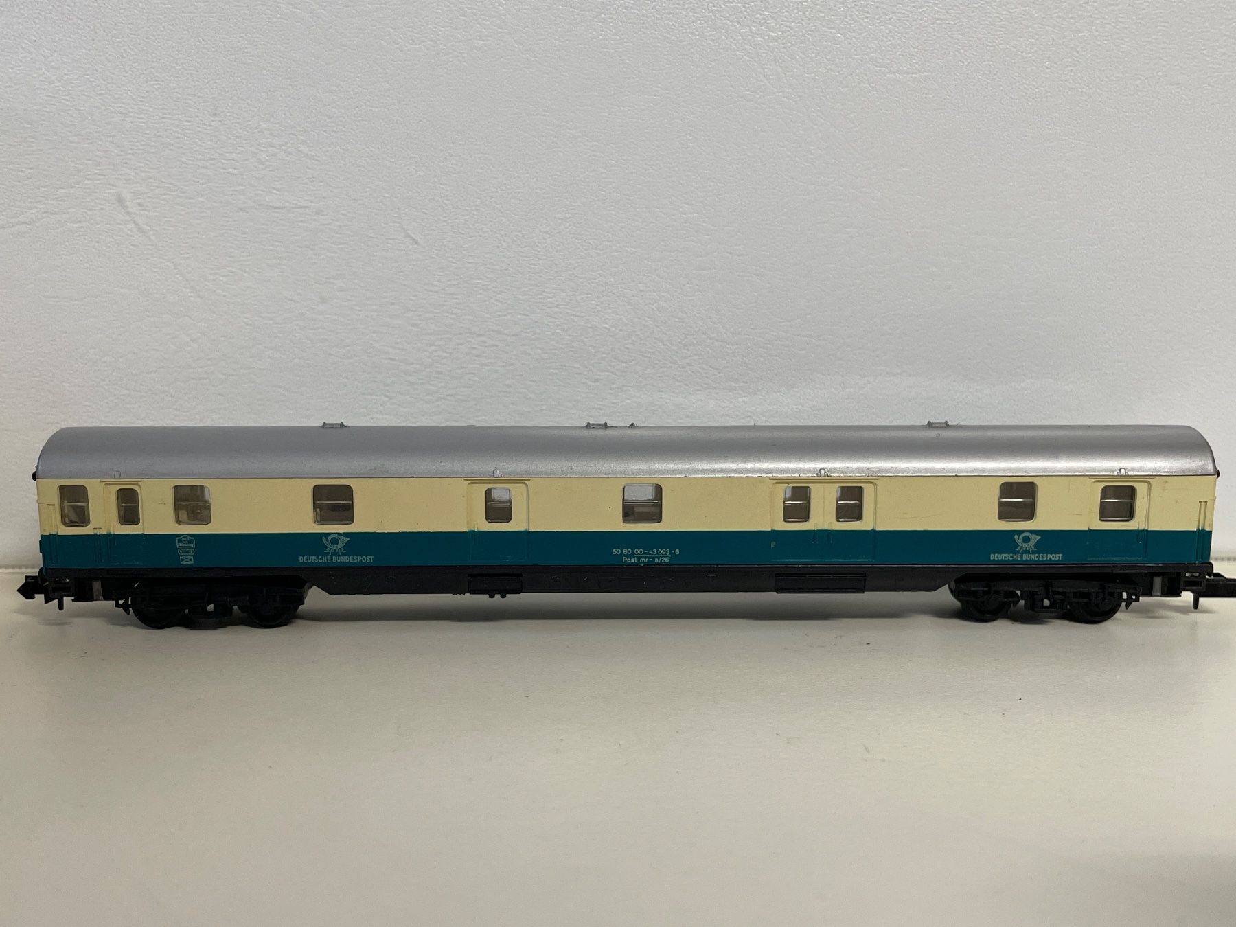 Arnold Modelleisenbahnen: Arnold 3281 DB Bahnpostwagen Beige/Türkis – Gebraucht aus Wilderswil von Modellbahn-Shop-Moll