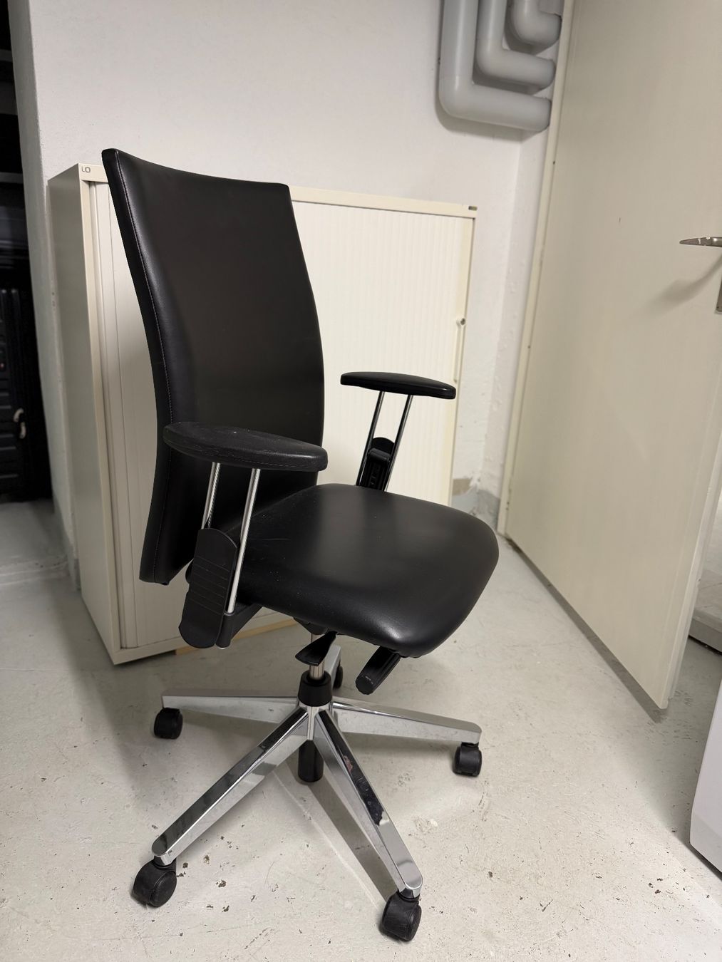 Chaises: Bürostuhl Leder – D'occasion à Biglen par pre_l9ml