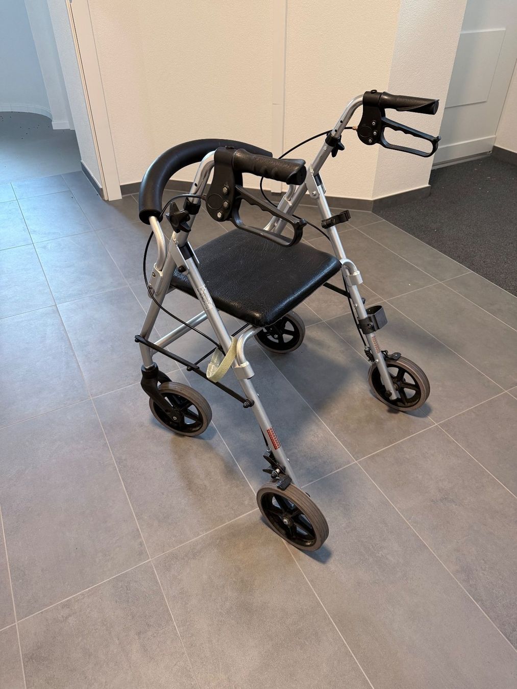 Ausili per la deambulazione: Rollator avec siège et sac – pratique et compact – Usato da St-Gingolph venduto da pag_829c 2
