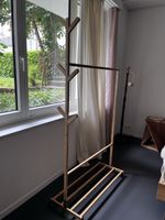 Kleiderständer Holz von Conforama mit Spalt im Holz