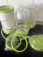 grüner Mixer mit Zubehör