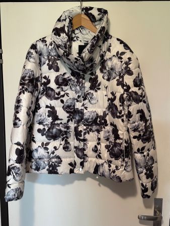 Amisu Winterjacke mit Rosenmuster, Grösse 42 *NEU*