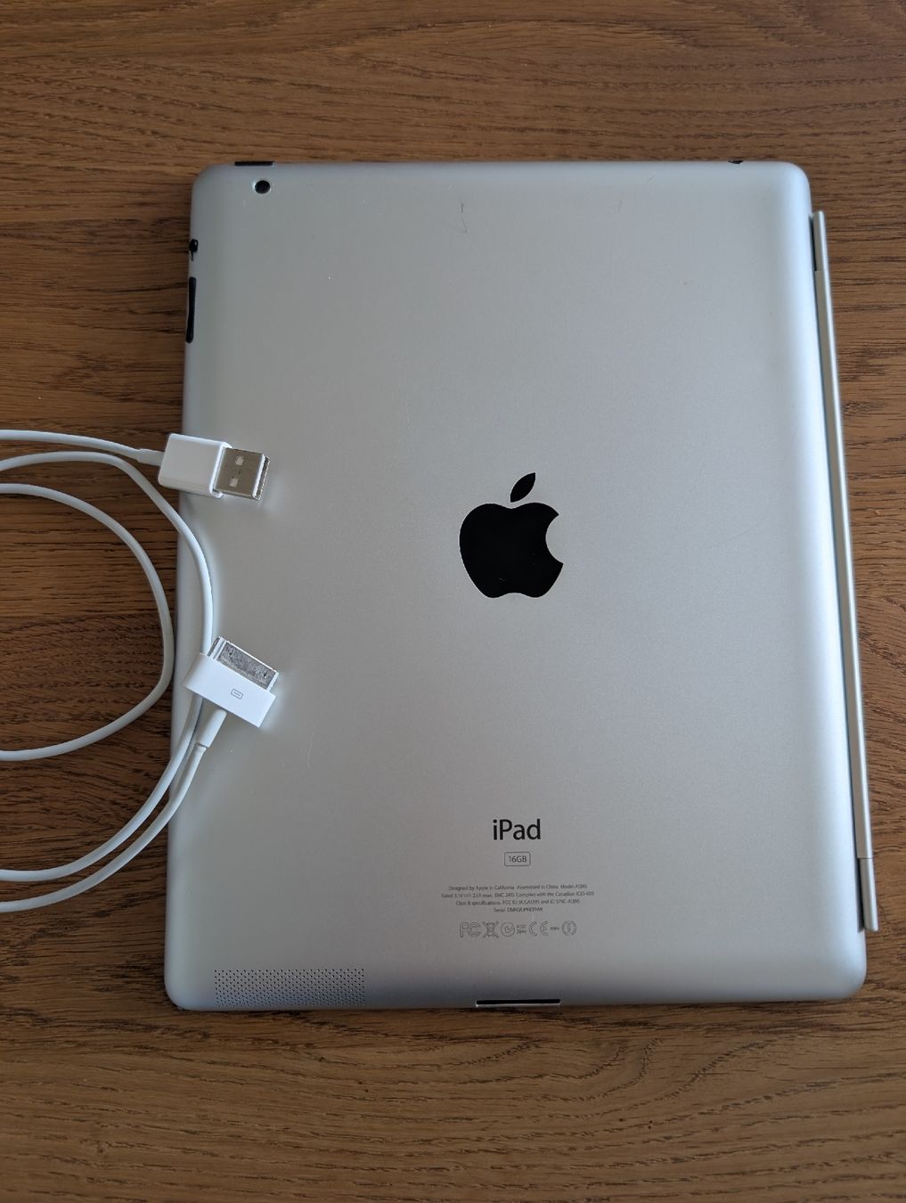 Apple Tablet PC: iPad 2 16GB mit Kabel und Hülle – Gebraucht aus Schaffhausen von RamonaPK 1