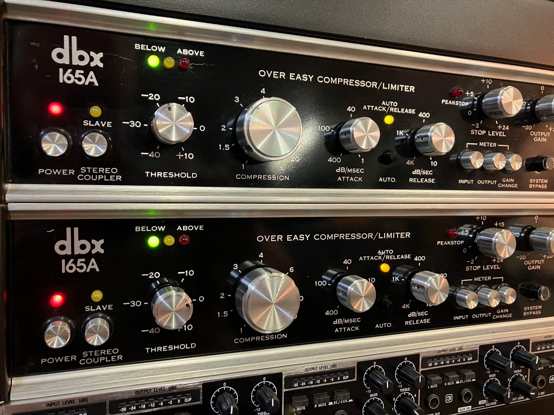 Attrezzatura per studi di registrazione: DBX 165 Over Easy Compressor/Limiter Studioequipment (Paar) – Usato da Luzern venduto da Cosmonaut 2