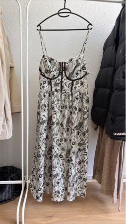 Sommerkleid weiss schwarz mit Blumenmuster neuwertig