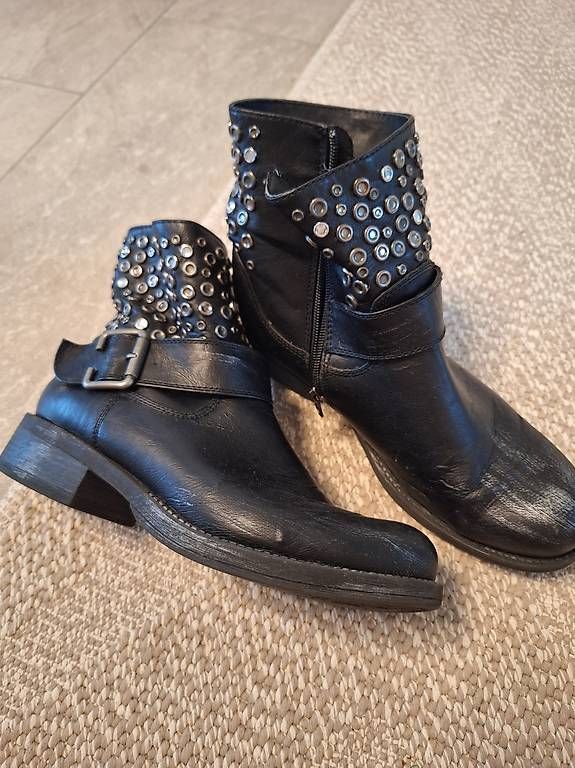 Scarpe da donna: STIEFEL mit Dekonieten, Grösse 40 – Usato da Buochs venduto da DasBaerchi 3