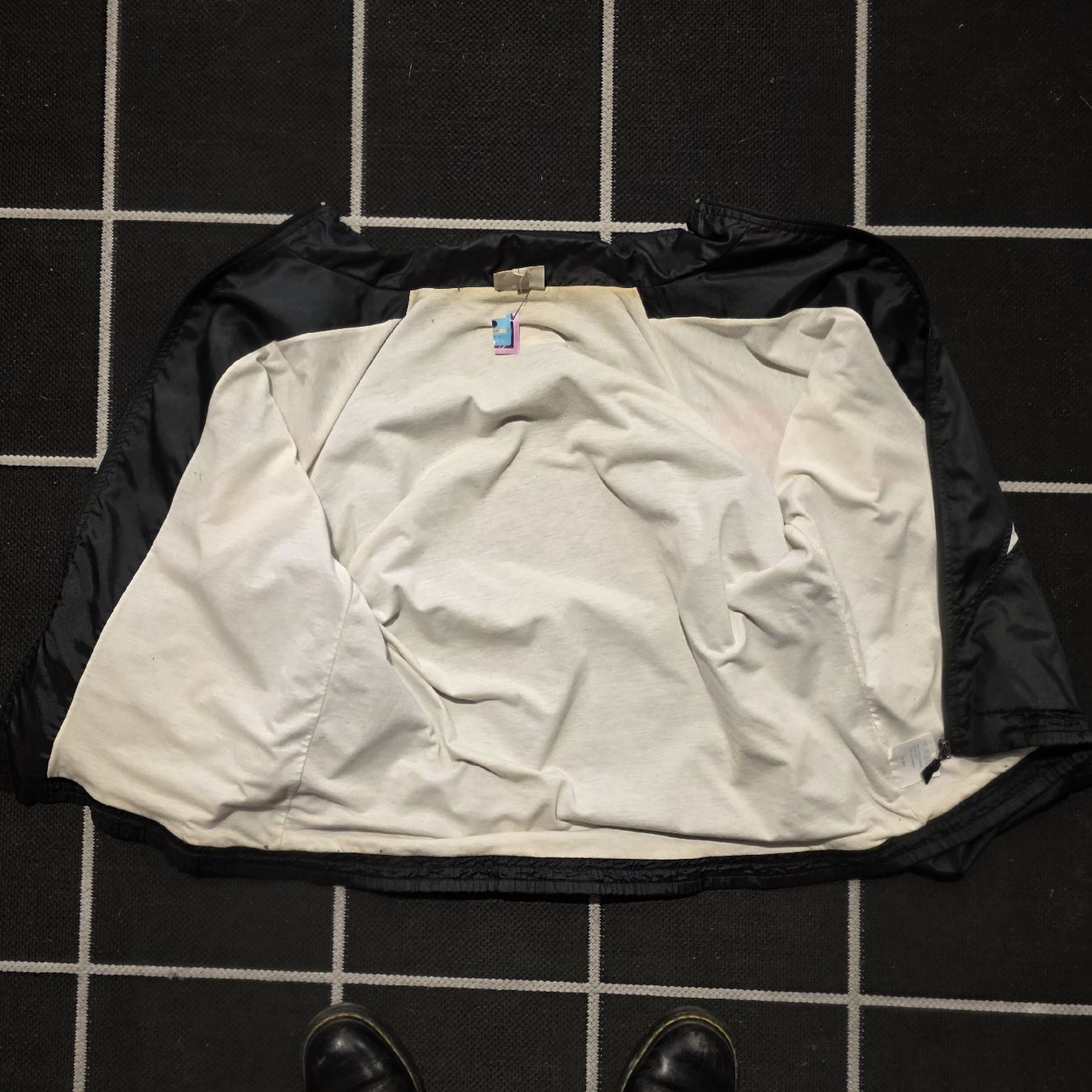 Reebok Giacche: Vintage Reebok Vector Windbreaker Jacket Black Red White 90s – Usato da Etoy venduto da Vinylafrime 5