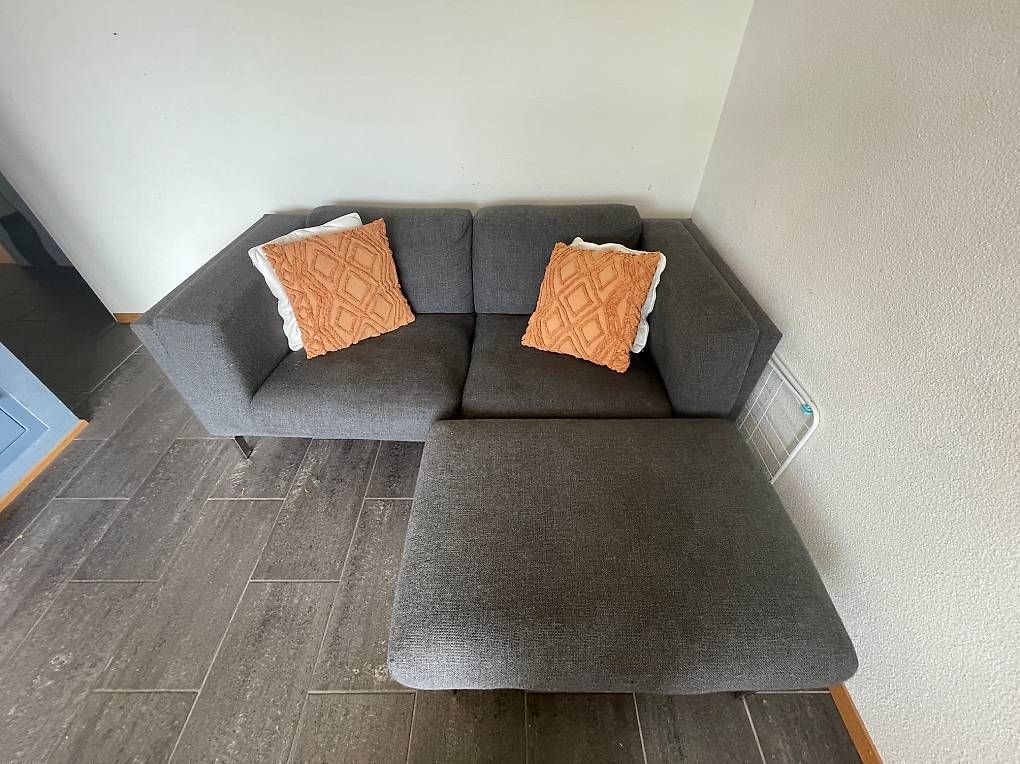 Divani: Dunkel graues Sofa und Ottoman  – Usato da Zürich venduto da sofiauribe