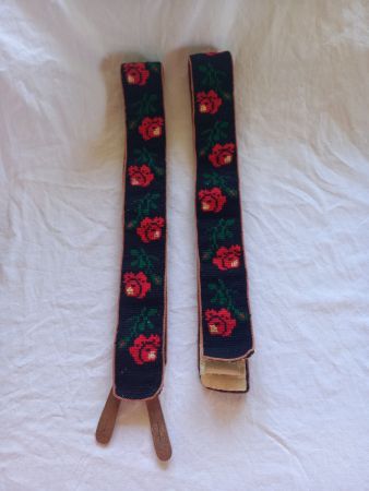 Bretelles anciennes brodées avec motif floral