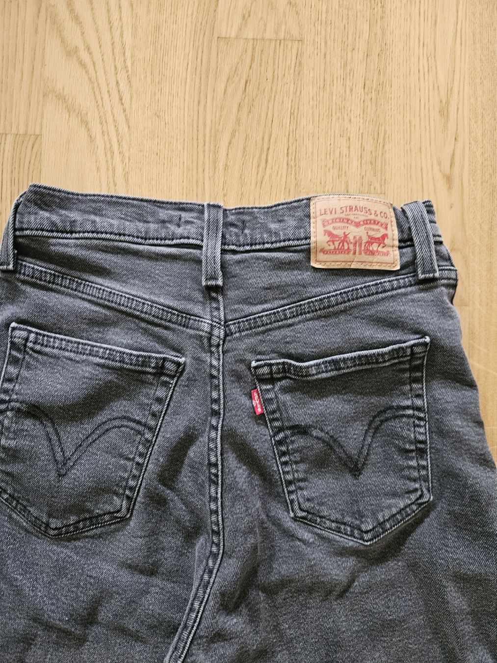 Levi's Jeans: Levi's High Waisted Jeans W28 L27 – Usato da Basel venduto da lar_7c62 1