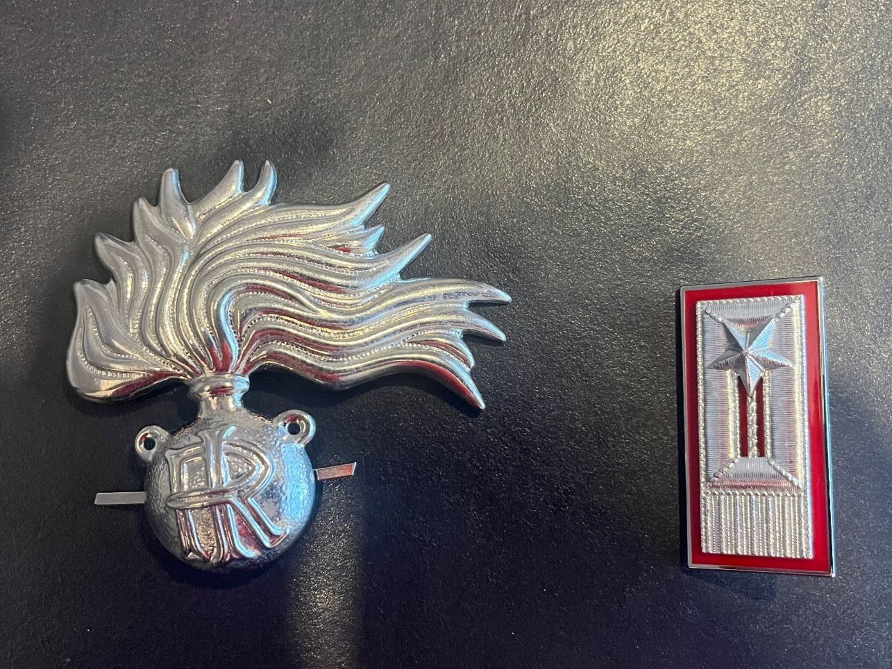 Placchette & Badge: Zwei Abzeichen der Carabinieri – Usato da Egliswil venduto da pokerface47