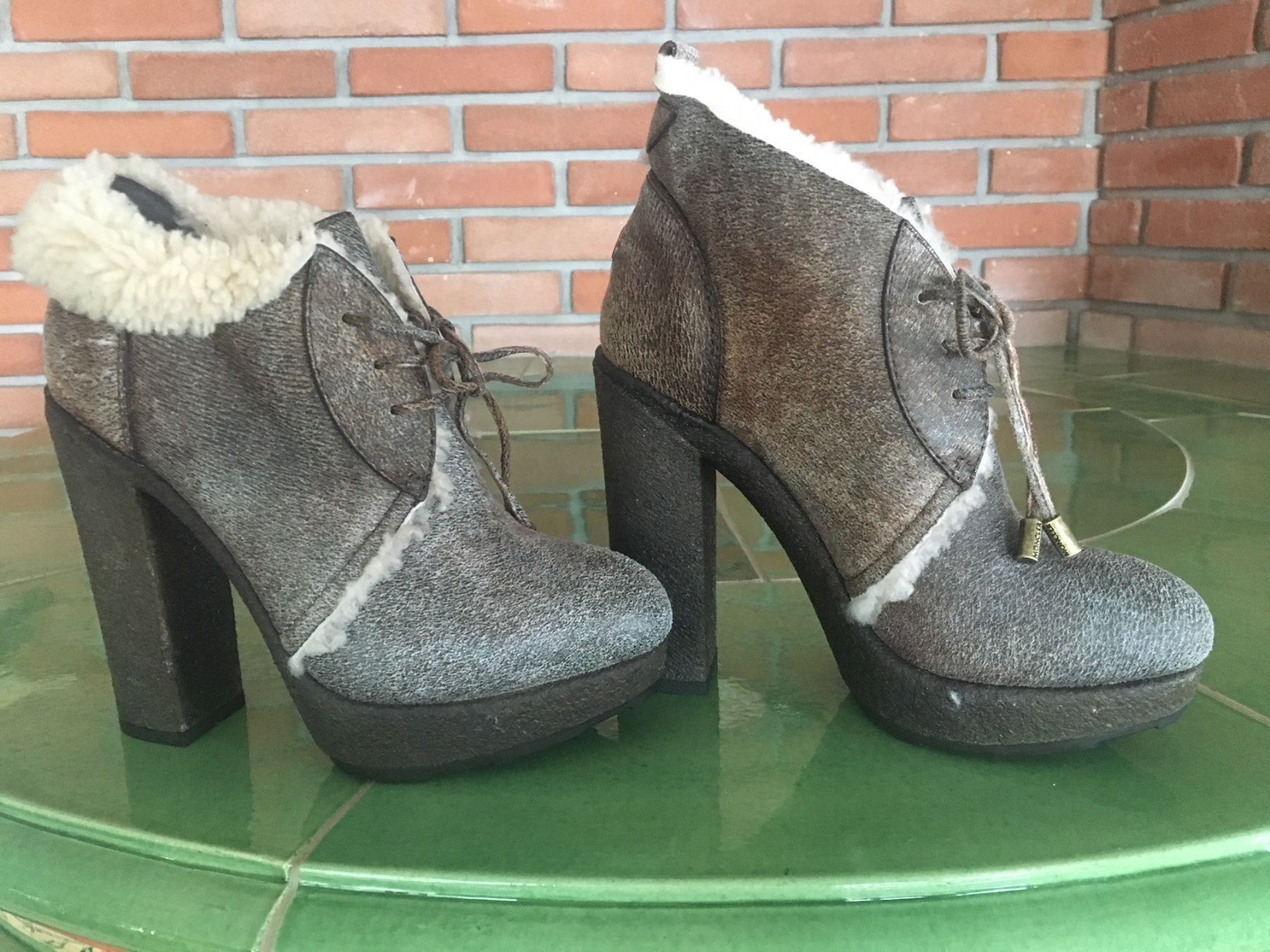 Moncler Damenschuhe: Winterlammfellschuh/stiefel Mont Cler – Neu und originalverpackt aus Brione s. Minusio von batwoman3 1