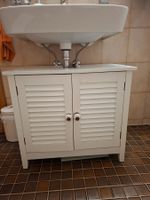 Weisser Badezimmerschrank mit zwei Türen