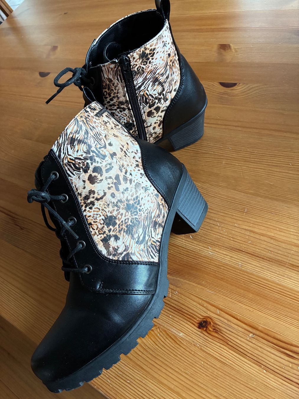 Scarpe da donna: Unpaar Damenschuhe – Usato da Bassersdorf venduto da Imbusicht 2