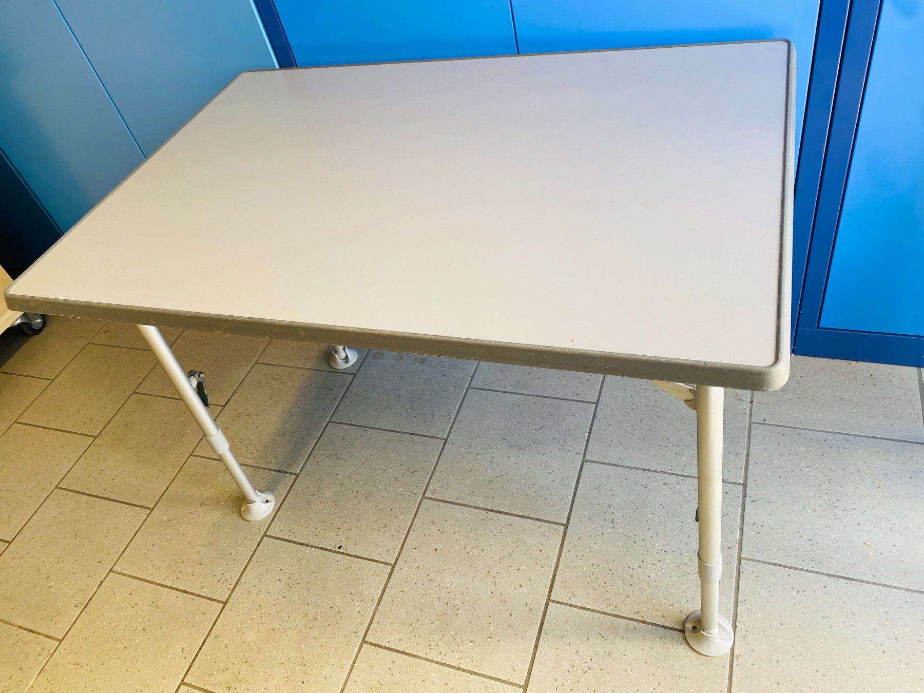 Tables: Camping Tisch ab 1. Fr. – Défectueux à Bottighofen par Prisersi 4