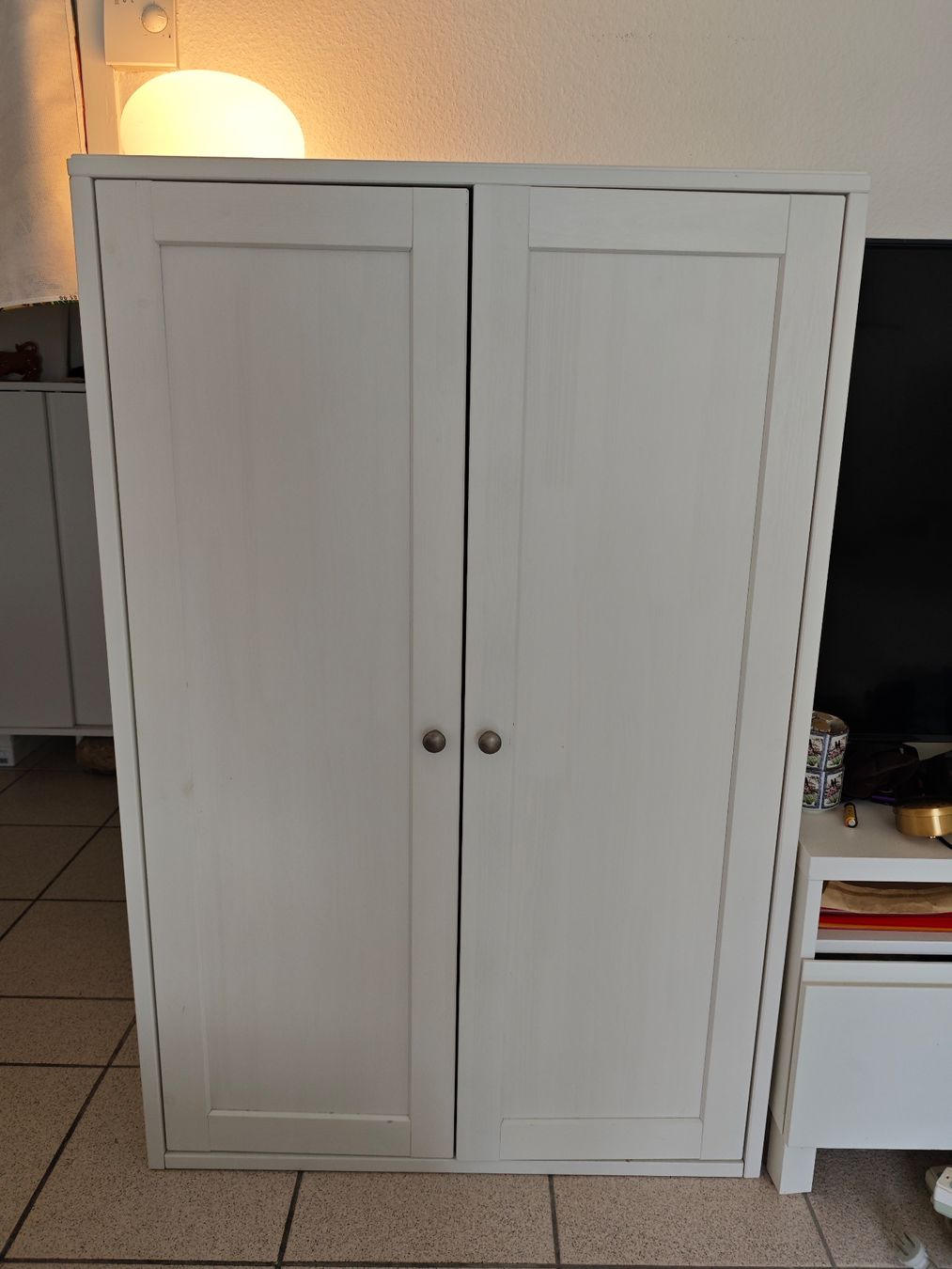 Armadi: White Wall Cabinet with Double Doors – Usato da Genève venduto da Noemie.wrmsi 1