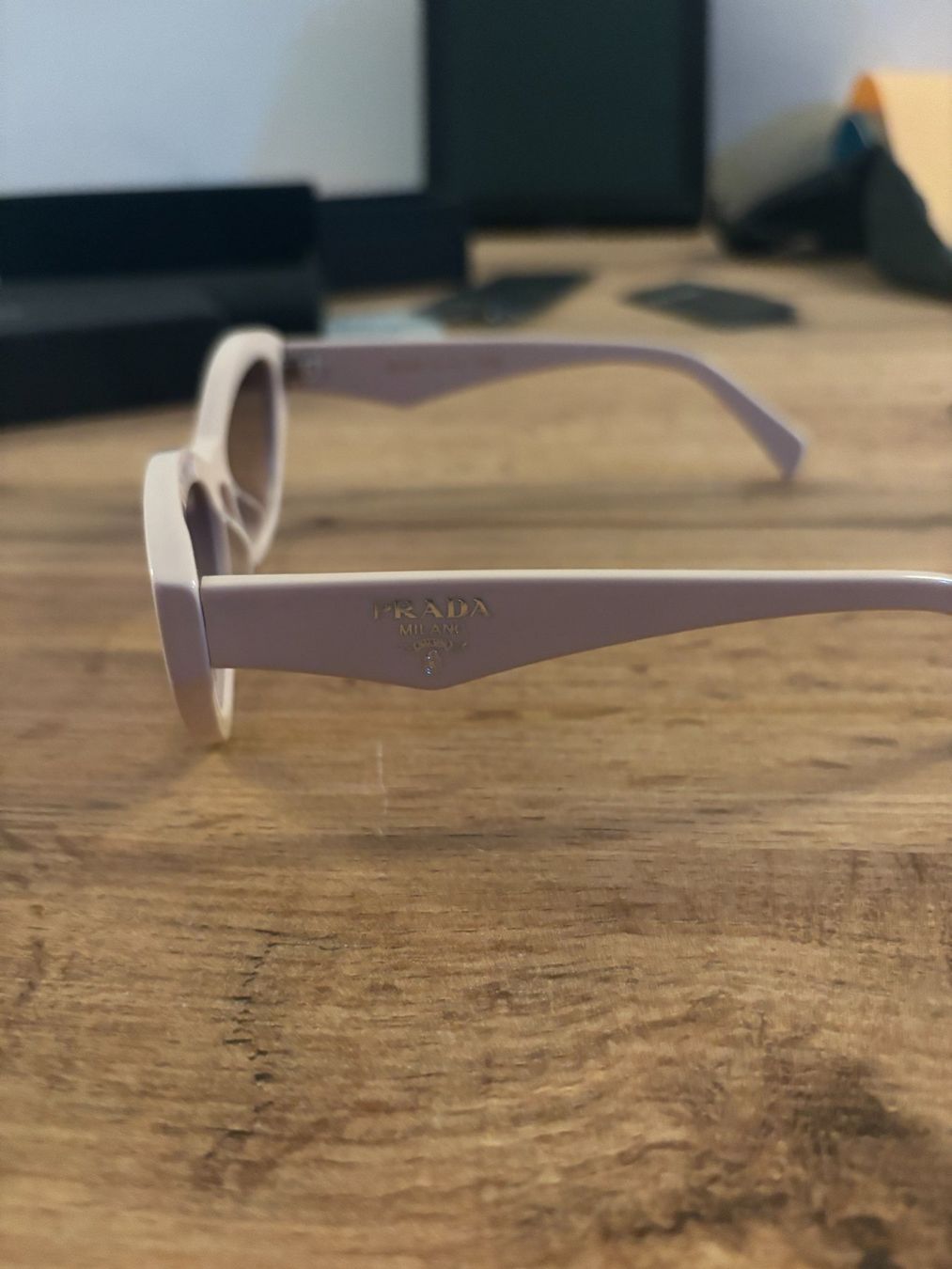 Prada Occhiali & Lenti: PRADA Sonnenbrille neu – Nuovo e nell'imballaggio originale da Gamprin-Bendern venduto da AkM_Vintage 2
