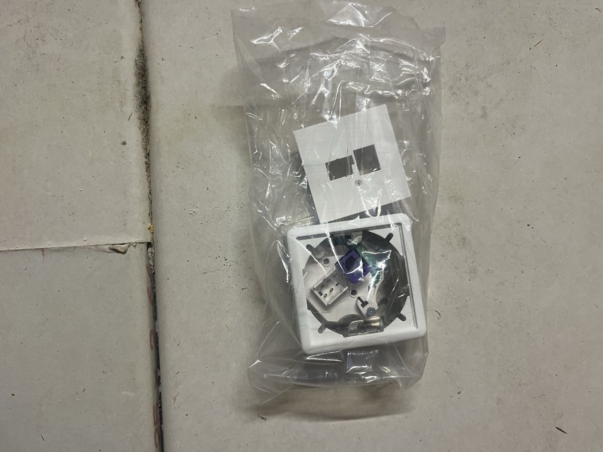 Feller Spine: Feller Breitband Dose TT83/RJ45 – Nuovo (secondo la descrizione) da Lyss venduto da Syntec-EAT
