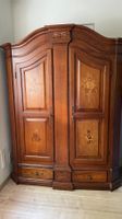 Eleganter Echtholz-Kleiderschrank mit Intarsien – Top Zustan