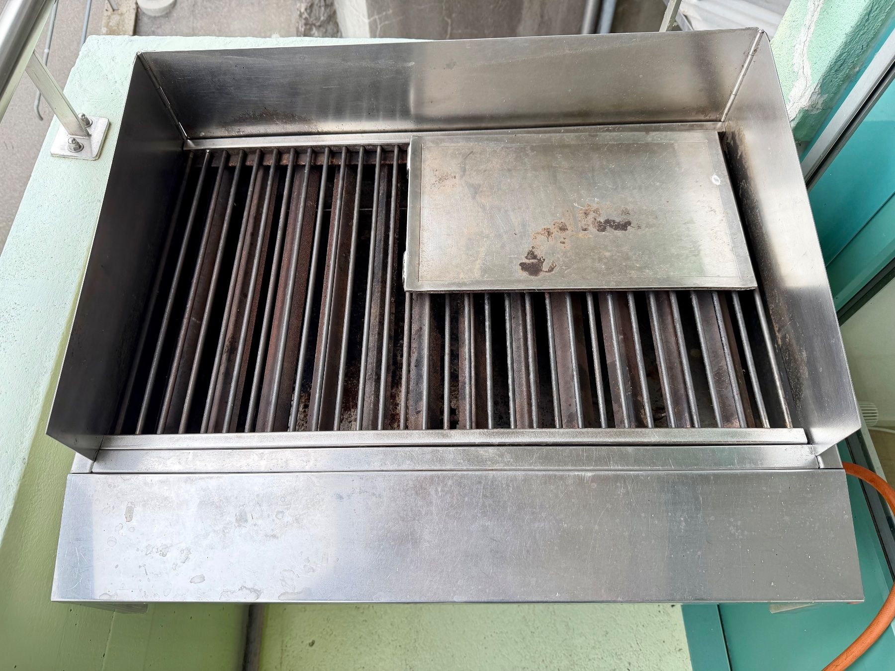 Griglie: Gastro - Profigrill SELZAM N, mit Windschott und Bräter – Usato da Weggis venduto da Katastropholi 2