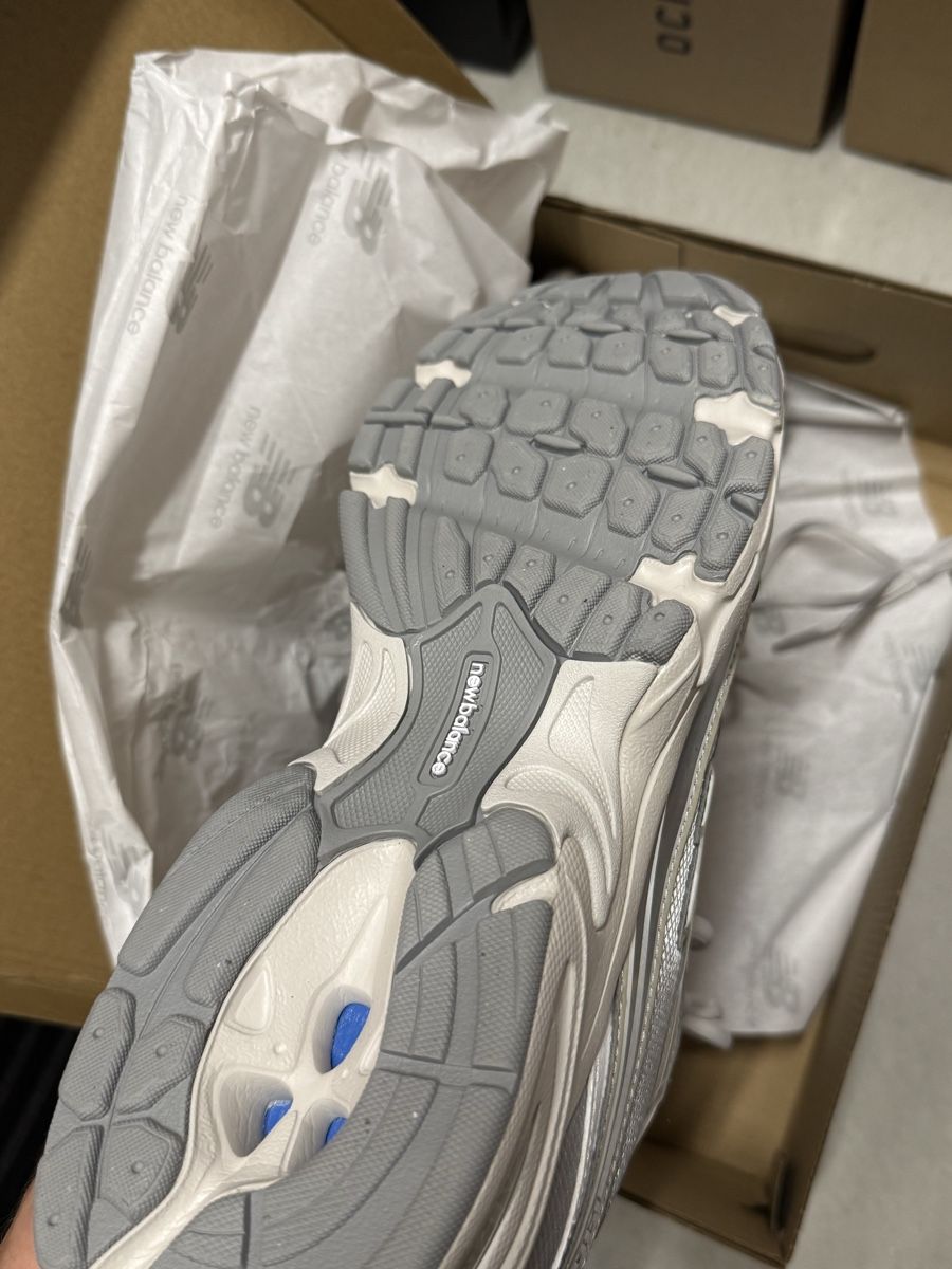 New Balance Scarpe da uomo: New Balance 740 Silber 44.5 – Nuovo e nell'imballaggio originale da Uster venduto da Giaschper 1