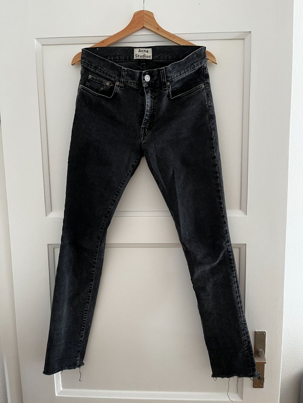 Acne Studios Jeans: ACNE STUDIOS THIN USED NOIR DENIM – D'occasion à Zürich par Ankawhi