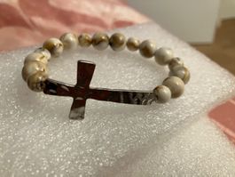 Schönes Armband Acrylperlen und silberfarben Kreuzanhänger,