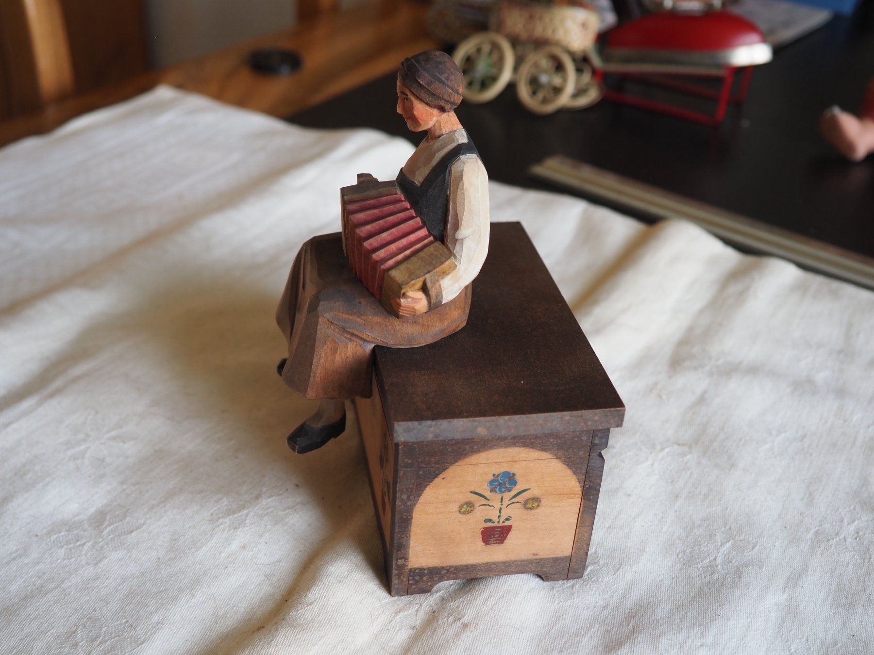 Statuette: Schatulle mit Handorgel Spielerin, Brienzer Schnitzerei – Usato da Schänis venduto da Wewu 1